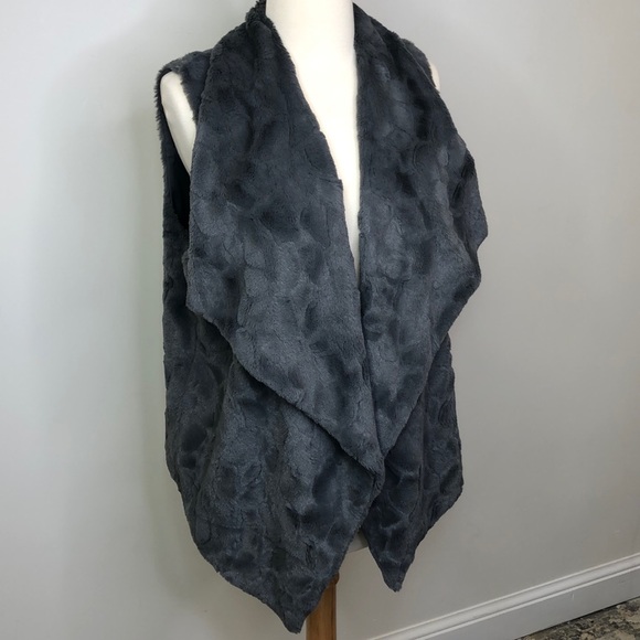 Jackets & Blazers - JACK Gray Faux Fur Vest (M)